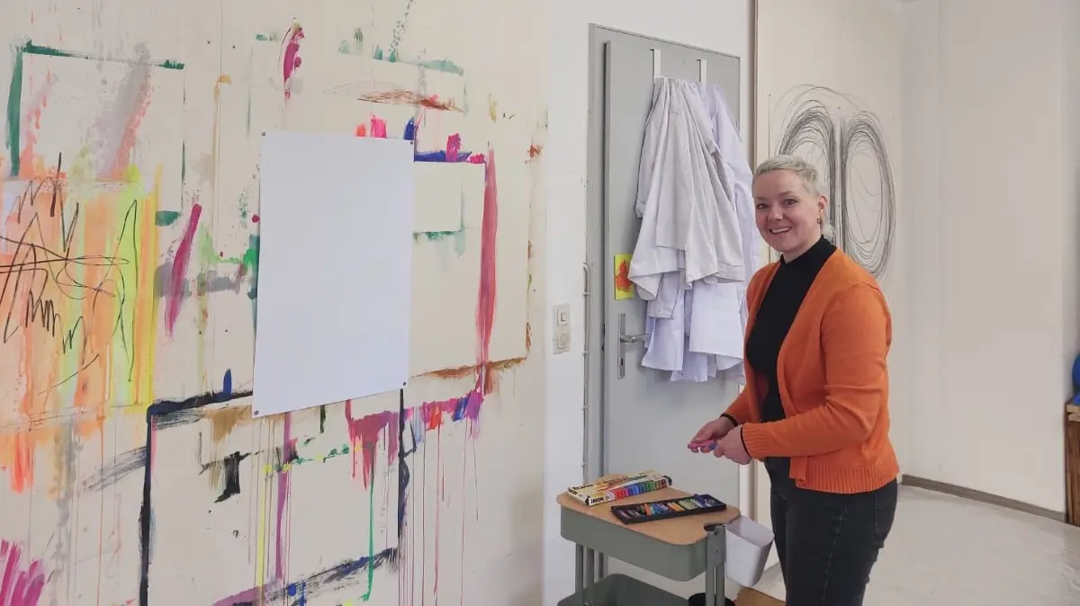 Theresa Teufel-Neff in ihrer Kunstwerkstatt im Studio "rotorange" im Weitinger Rathaus. Die 48-Jährige ist Kunsttherapeutin
