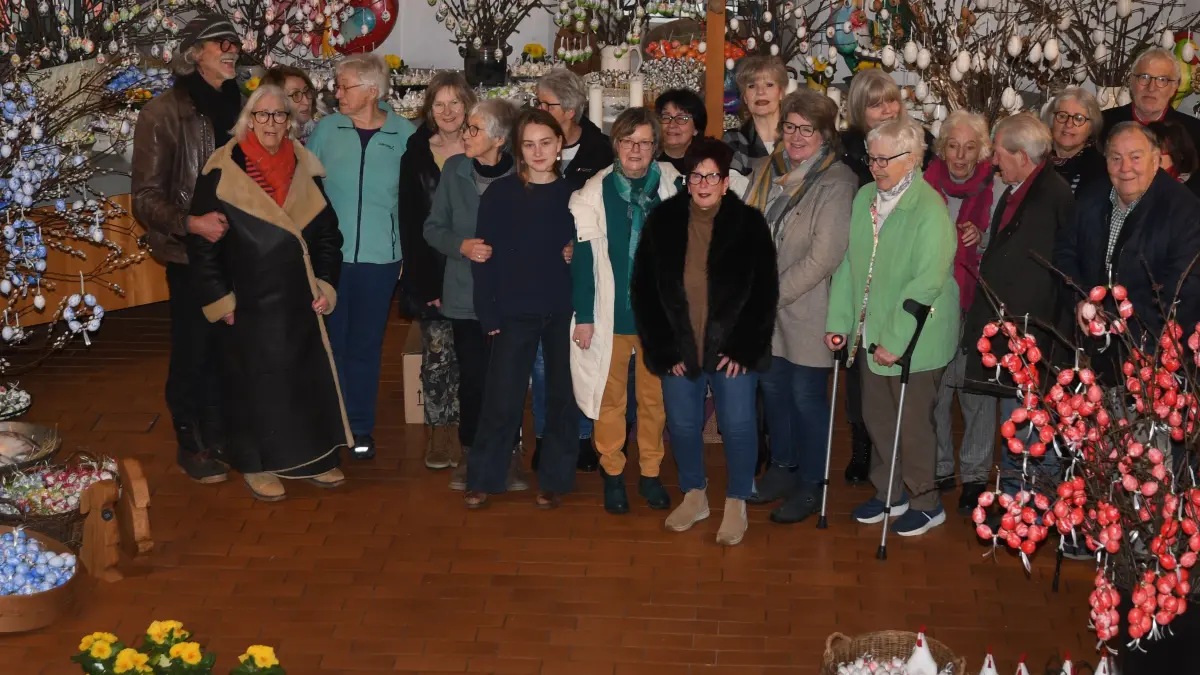 Über 20 Helferinnen und Helfer beteiligten sich am Donnerstagvormittag beim aufbaui der Ostereiermarktes in der Dapfener Martinskirche.