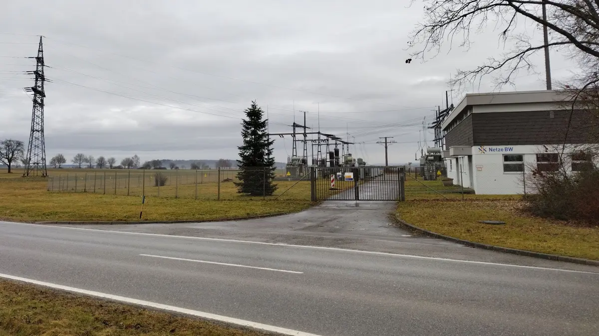 Eine städtische Wiese beim Trillfinger Umspannwerk (links) erscheint als interessanter Standort für sogenannte Batteriespeicher. Der Ortschaftsrat beschäftigte sich mit einer ersten Anfrage.
