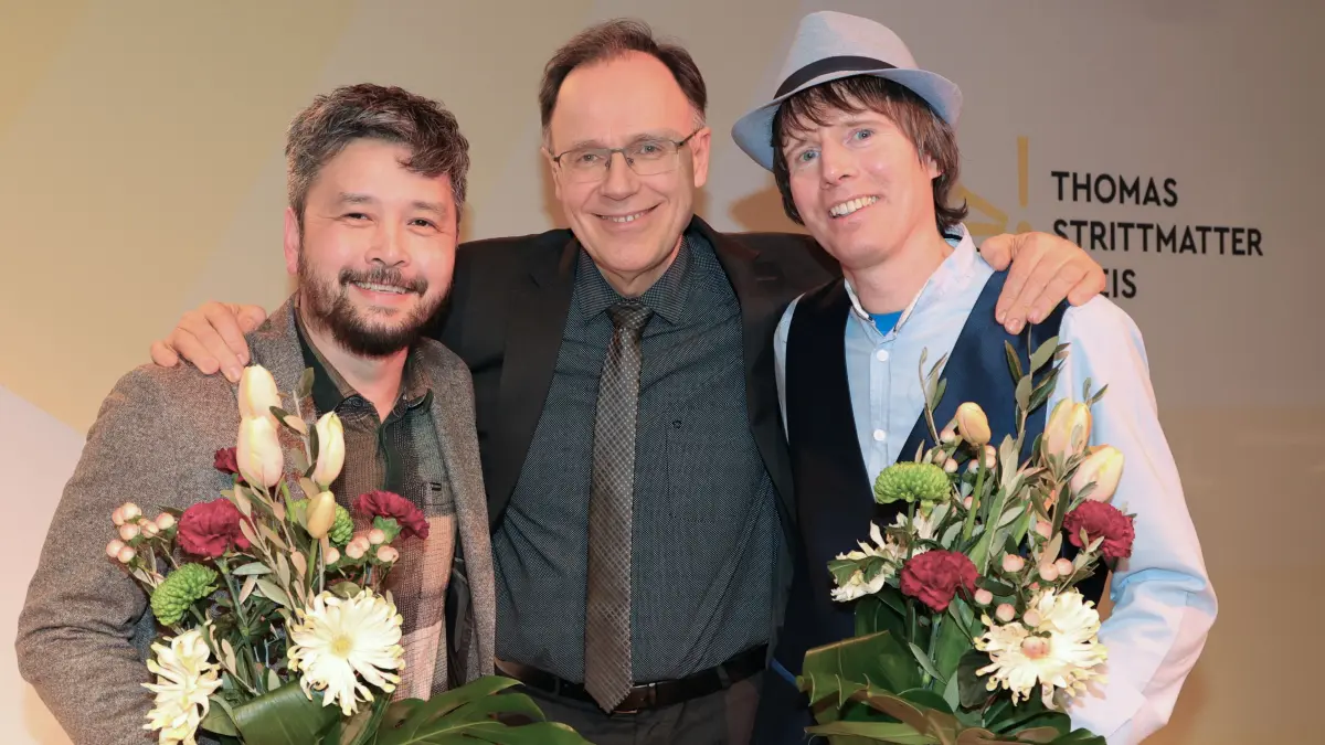 Carl Bergengruen (M.) mit den Preisträgern Duc-Thi Bui und Philipp Lutz.