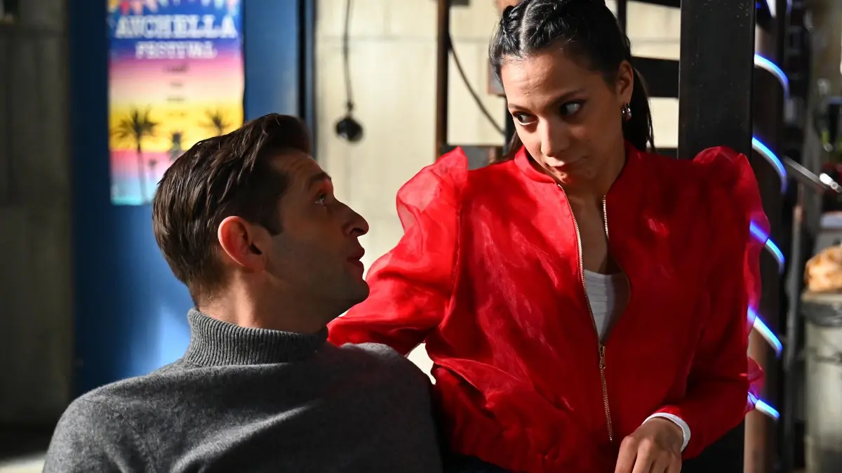 Deniz (Igor Dolgatschew) will Charlotte "Charlie" (Shaolyn Fernandez) alles beichten. Aber das ist schwerer als gedacht.