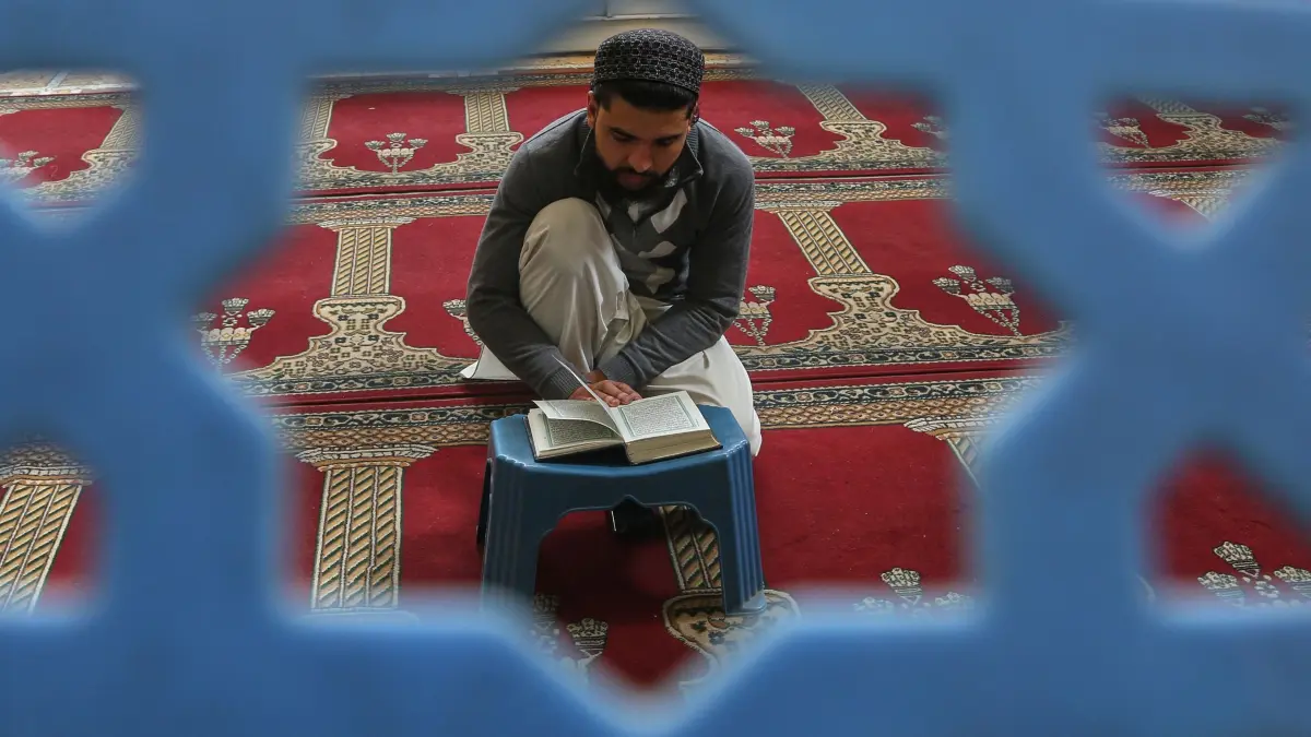 Ramadan in Pakistan: 19.02.2026, Pakistan, Peschawar: Eine Person rezitiert den Koran während des heiligen muslimischen Fastenmonats Ramadan in einer Moschee. Foto: Muhammad Sajjad/AP/dpa +++ dpa-Bildfunk +++