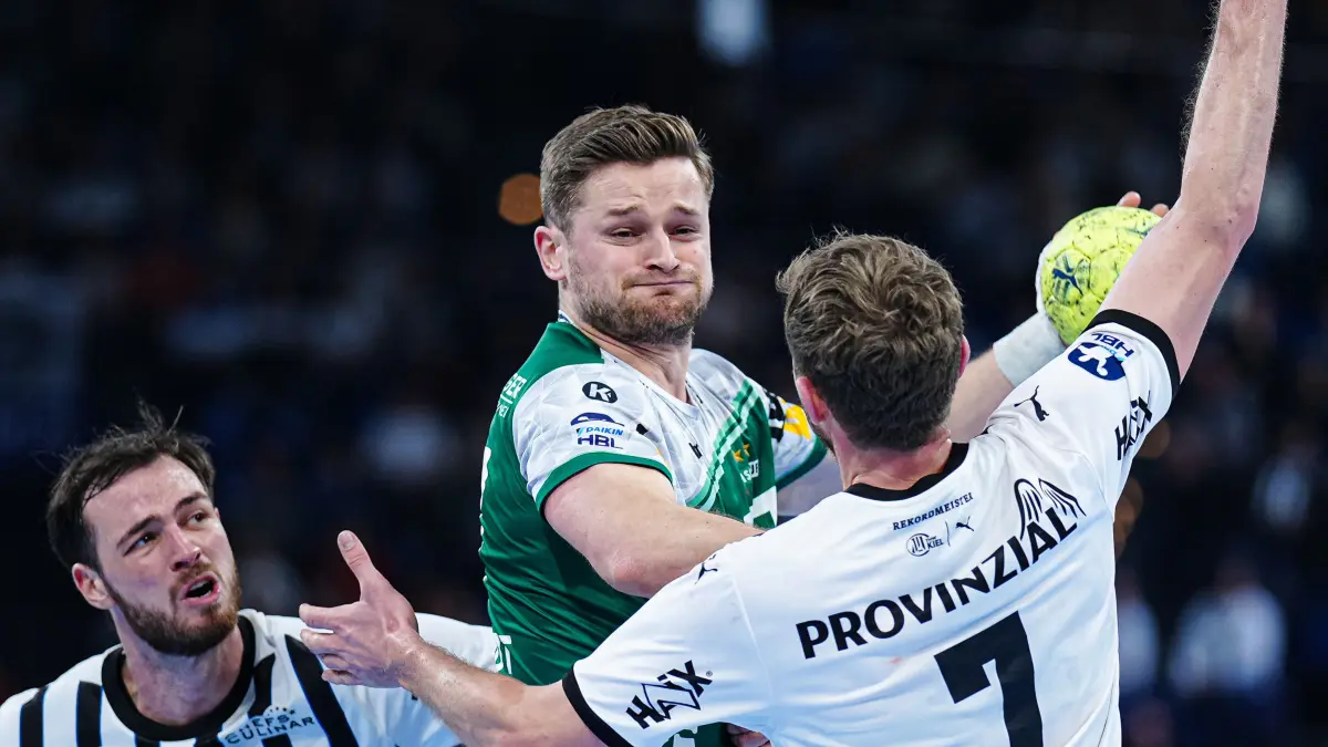 Veron Nacinovic (THW Kiel, #93), David Schmidt (Frisch Auf Goeppingen, #77), Magnus Landin (THW Kiel, #07)
GER, THW Kiel vs. Frisch Auf Goeppingen, Handball, 1. Bundesliga, Spieltag 13, Saison 2025/2026, 22.11.2025
Foto: Eibner-Pressefoto/Marcel von Fehrn