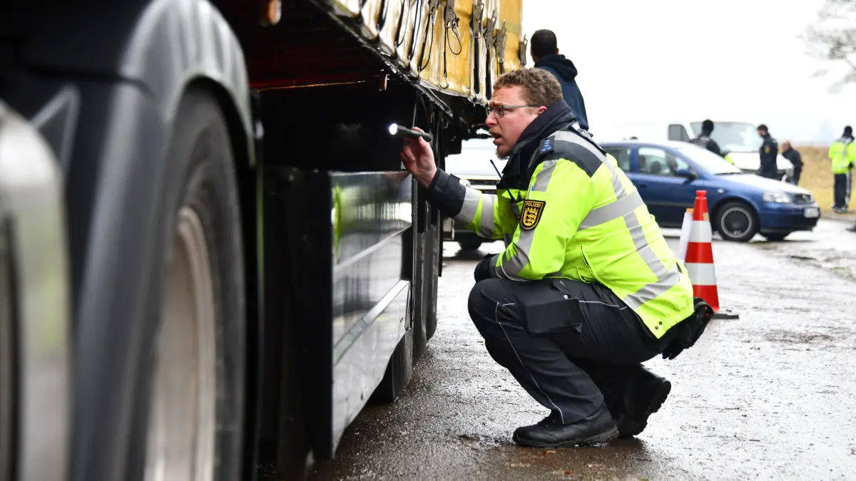 Unter anderem der Güterverkehr stand am Donnerstag im Fokus der Kontrolle auf der B30.