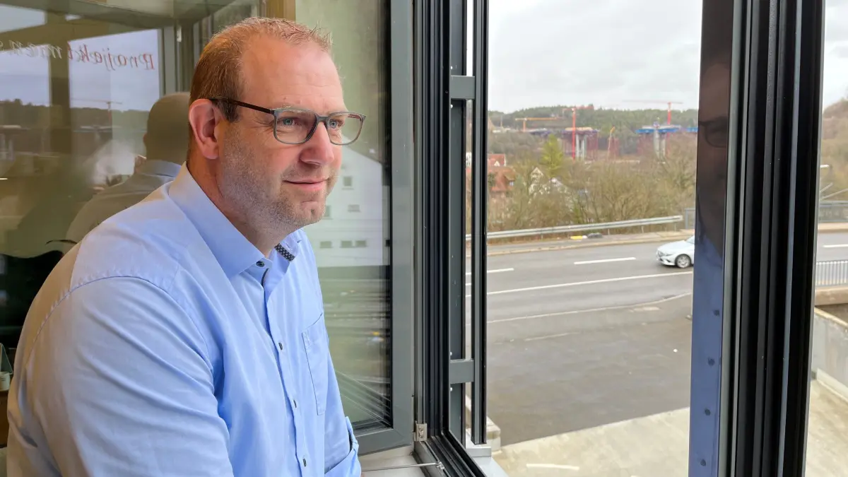 Aus dem Büro von Holger Zimmermann blickt man auf die Hochbrücken-Baustelle.
