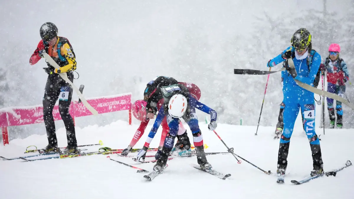 Olympische Winterspiele 2026: 19.02.2026, Italien, Bormio: Olympia, Olympische Winterspiele Mailand Cortina 2026, Skibergsteigen, Sprint, Halbfinale, Frauen, die Französin Margot Ravinel (M), die Deutsche Tatjana Paller (l) und die Italienerin Giulia Murada in der Wechselzone. Foto: John Locher/AP/dpa +++ dpa-Bildfunk +++