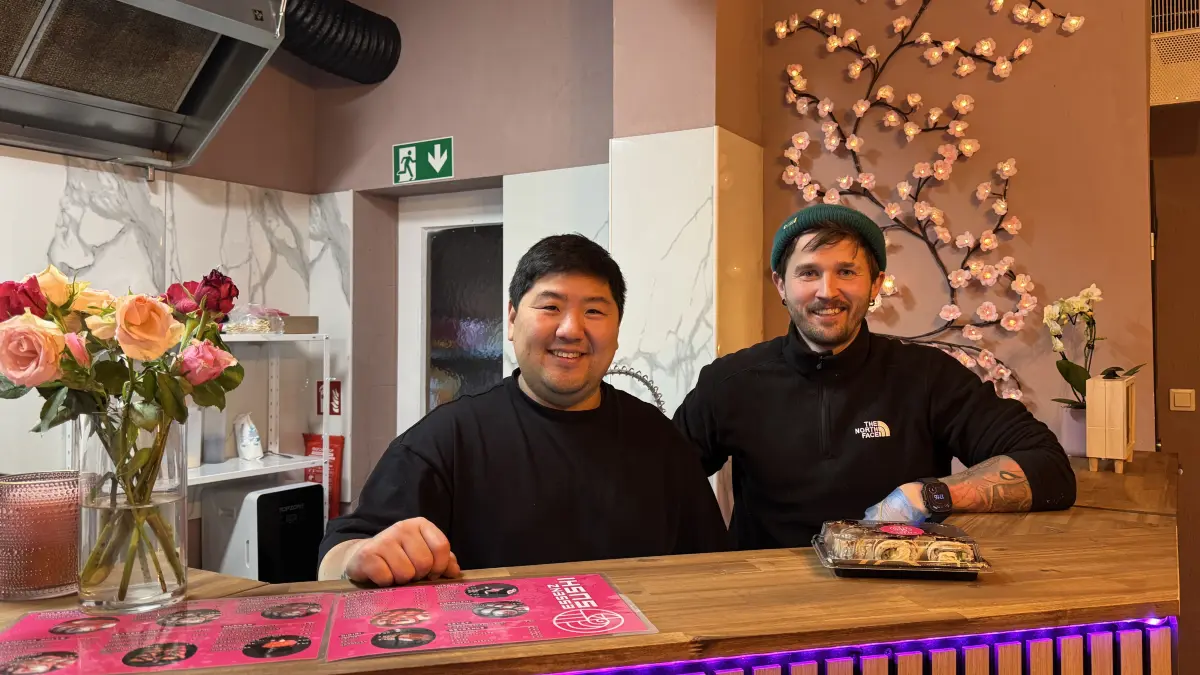 Stanislav Kim (links) und Roman Khoryshko haben in der Ebinger Pfarrstraße einen Sushi-Imbiss namens "Essenz Sushi" eröffnet.
