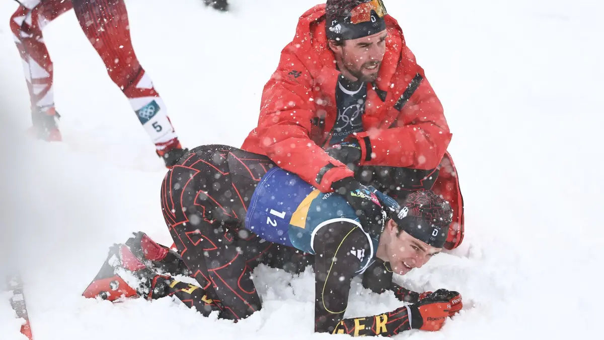 Olympische Winterspiele 2026: 19.02.2026, Italien, Tesero: Olympia, Olympische Winterspiele Mailand Cortina 2026, Ski nordisch, Nordische Kombination, Team Sprint, Großschanze, 2 x 7,5 km, Männer, Langlauf, Vinzenz Geiger (vorne, Deutschland) und Johannes Rydzek (Deutschland) reagieren im Ziel. Foto: Daniel Karmann/dpa +++ dpa-Bildfunk +++