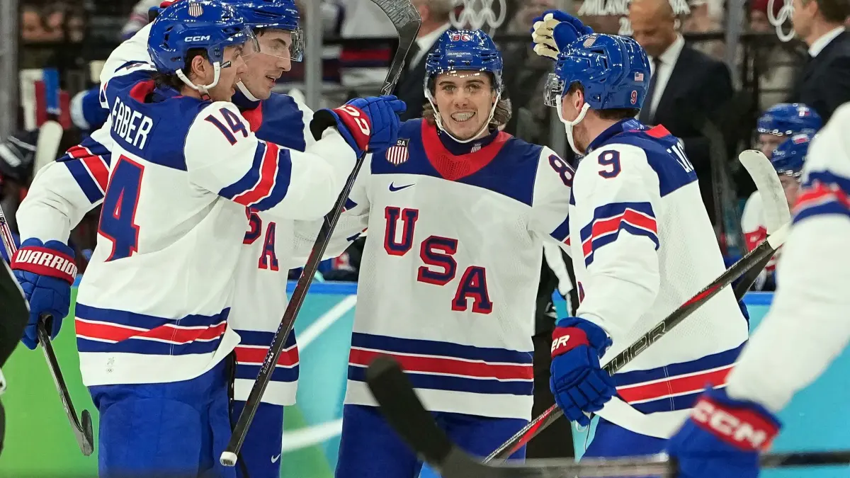 Olympische Winterspiele 2026: 20.02.2026, Italien, Mailand: Olympia, Olympische Winterspiele Mailand Cortina 2026, Eishockey, Männer, USA - Slowakei, Finalrunde, Halbfinale, Jack Hughes (Mitte r, USA) jubelt mit den Teamkollegen über seinen Treffer zum 3:0. Foto: Hassan Ammar/AP/dpa +++ dpa-Bildfunk +++