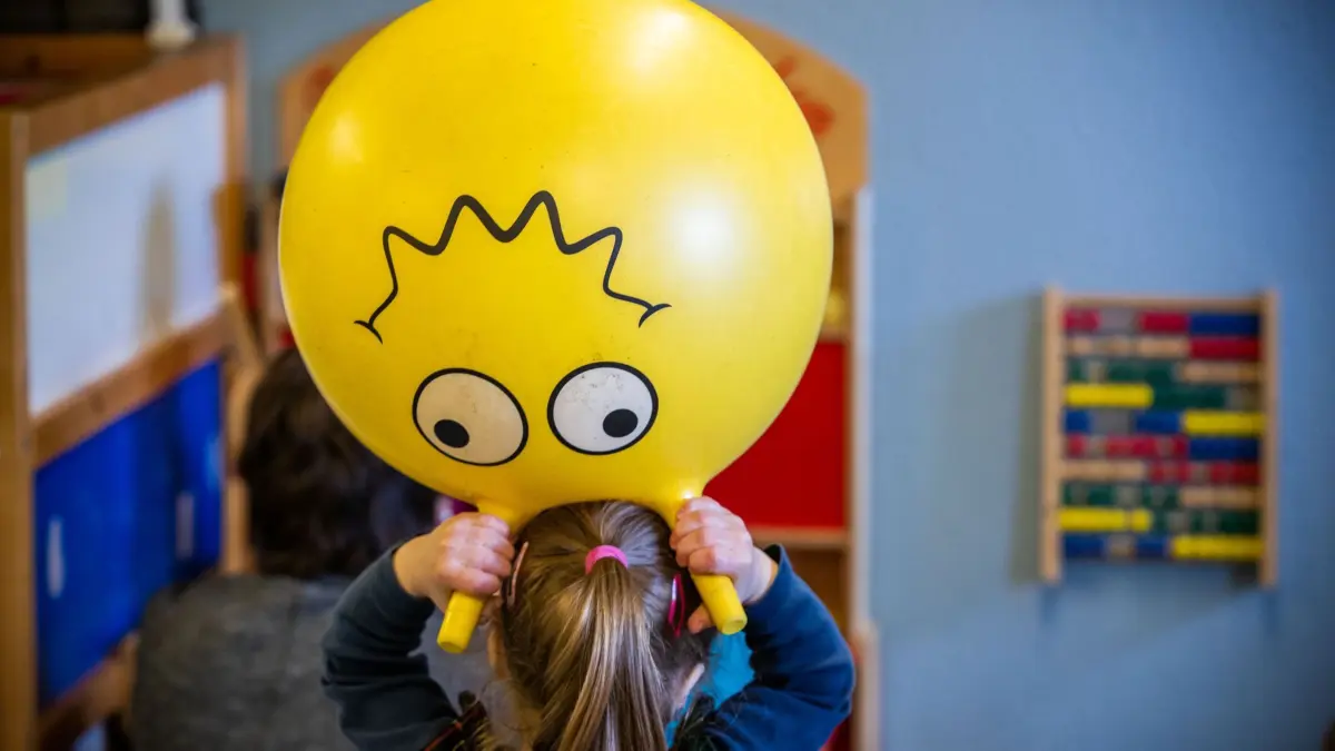 Kindertagespflege: ARCHIV - 28.02.2020, Mecklenburg-Vorpommern, Dreilützow: Kleinkinder toben in einer Kindertagespflegeeinrichtung. (zu dpa: «Mehr Kinder in MV besuchen ganztags die Kita») Foto: Jens Büttner/dpa-Zentralbild/dpa +++ dpa-Bildfunk +++