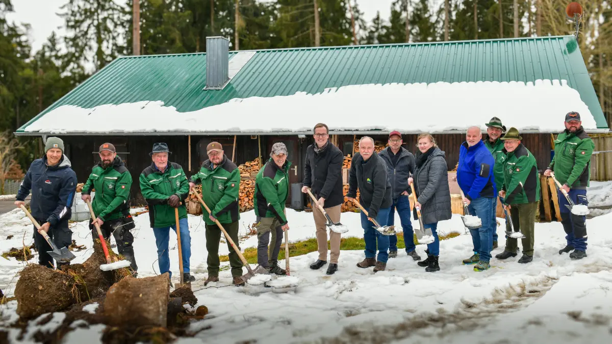 Beim symbolischen Spatenstich für die neue Lagerhalle des Wildgehevereins Meßstetten, die sich direkt an die bestehenden Gebäude anschließt: Mitglieder des Wildgehegevereins um ihren Vorsitzenden Hans-Jürger Grzesch zusammen mit Bürgermeister Frank Schroft, den Naturpark-Vertretern Bernd Schneck und Tanja Ott, den Baufirmen-Chefs Ernst Berger und Tankred Schulz, sowie Architekt Martin Bühler.