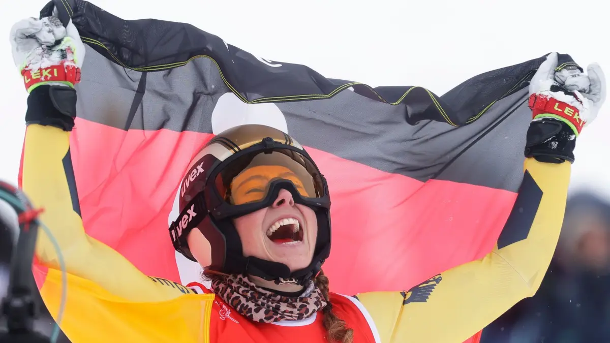 Olympische Winterspiele 2026: 20.02.2026, Italien, Livigno: Olympia, Olympische Winterspiele Mailand Cortina 2026, Ski Freestyle, Ski Cross, Frauen, Finale, Daniela Maier (Deutschland) jubelt über ihren Sieg. Foto: Oliver Weiken/dpa +++ dpa-Bildfunk +++