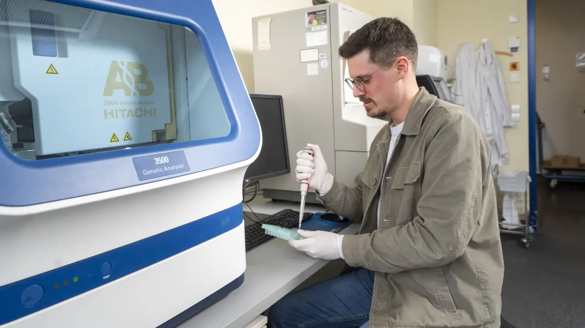 Dr. Bamberg, Laborleiter der Abteilung für „Forensische Genetik“ am Institut für Rechtsmedizin in Ulm