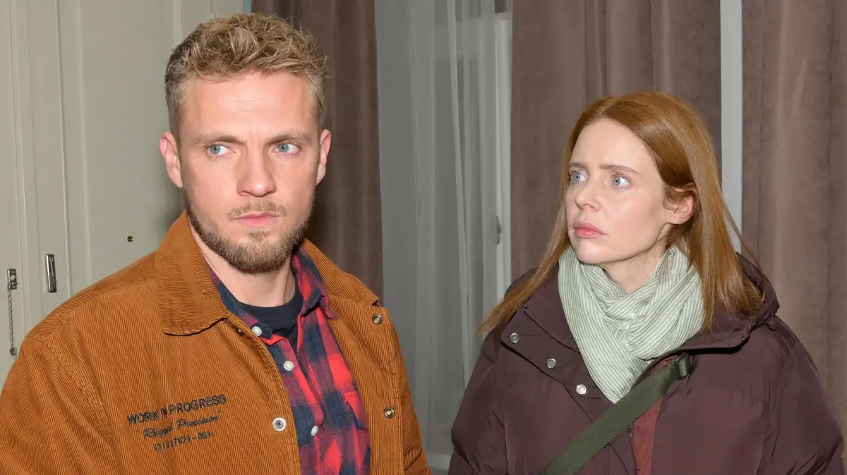 Paul (Niklas Osterloh) wird von Toni (Olivia Marei) unter Druck gesetzt.