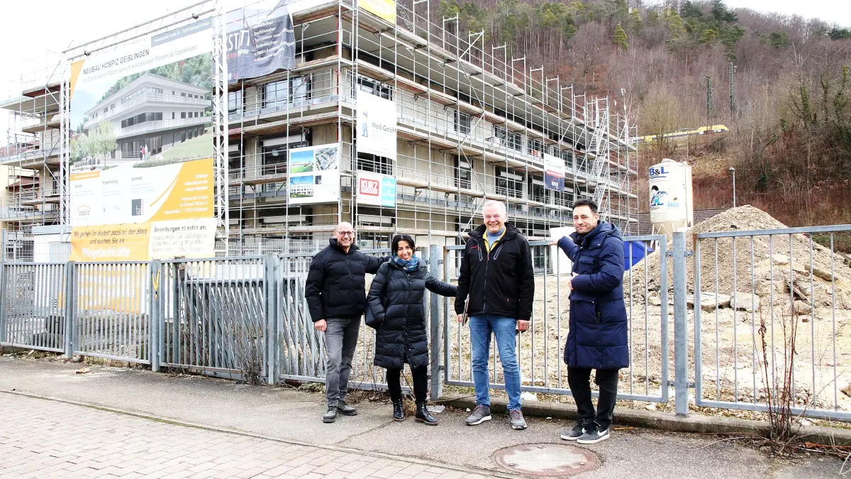 Baufortschritt Hospiz Februar 2026. V. l. n. r.: Bernd Rößler (stellvertretender Vereinsvorsitzender), Marta Alfia (Hospizleiterin), Georg Kolb (ehrenamtlicher Geschäftsführer und stellvertretender Vorsitzender) und Kai Koreck, Architekt.