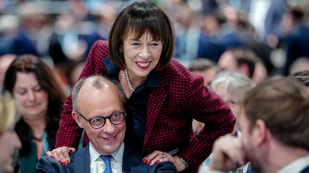 CDU-Bundesparteitag: 20.02.2026, Baden-Württemberg, Stuttgart: Charlotte Merz und Bundeskanzler Friedrich Merz, CDU-Parteivorsitzender, warten beim CDU-Bundesparteitag bei der Wahl des Bundesvorsitzendenauf das Ergebnis. Die CDU wählt ihre Führungsgremien neu. (zu dpa: «Merz als CDU-Vorsitzender wiedergewählt») Foto: Kay Nietfeld/dpa +++ dpa-Bildfunk +++