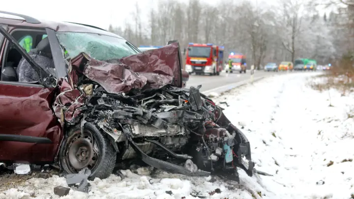 Transporter kommt auf Gegenfahrbahn – Seniorin stirbt noch an der Unfallstelle
