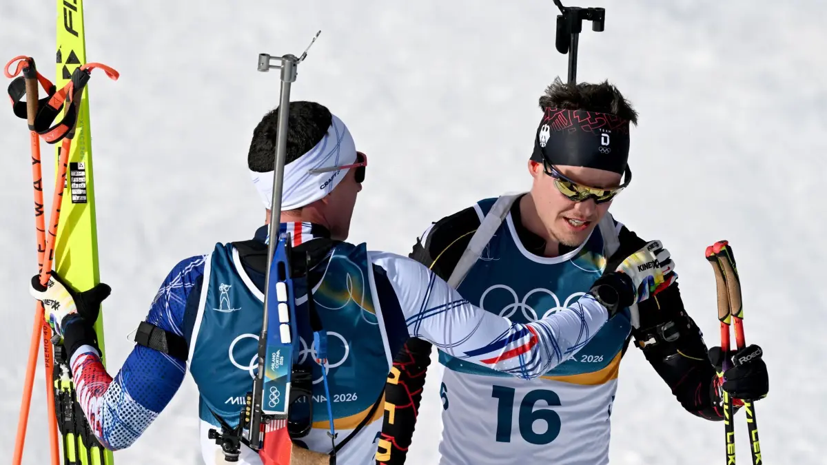Olympische Winterspiele 2026: 20.02.2026, Italien, Antholz: Olympia, Olympische Winterspiele Mailand Cortina 2026, Biathlon, Männer, Massenstart 15 Kilometer in der Anterselva Biathlon Arena, Philipp Horn (Deutschland, r) und der Drittplatzierte Quentin Fillon Maillet (Frankreich) beglückwünschen sich. Foto: Hendrik Schmidt/dpa +++ dpa-Bildfunk +++
