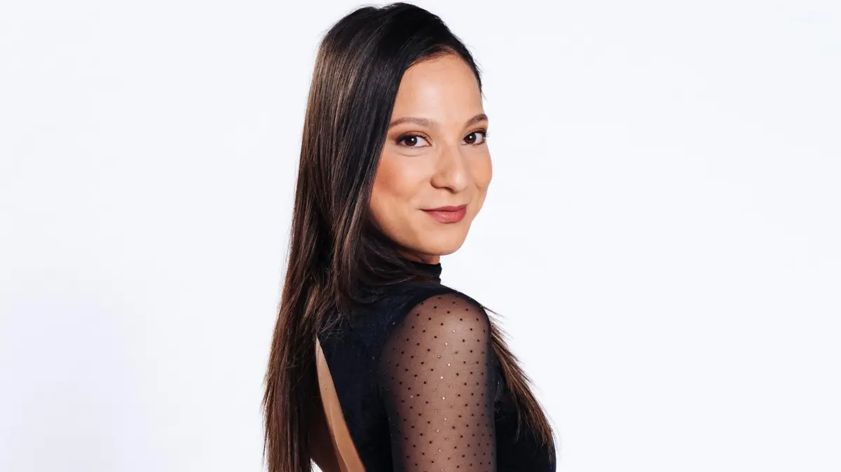 Charlie (Shaolyn Fernandez) spendiert ihren Mitbewohnerinnen einen Kinoabend um einen romantischen Abend mit ihrem Freund Deniz Öztürk (Igor Dolgatschew) zu verbringen.