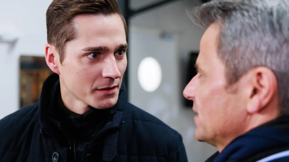 Ringo (Timothy Boldt, l.) erfährt unbehaglich von Patrizias Drohung. Rechts Benedikt (Jens Hajek)