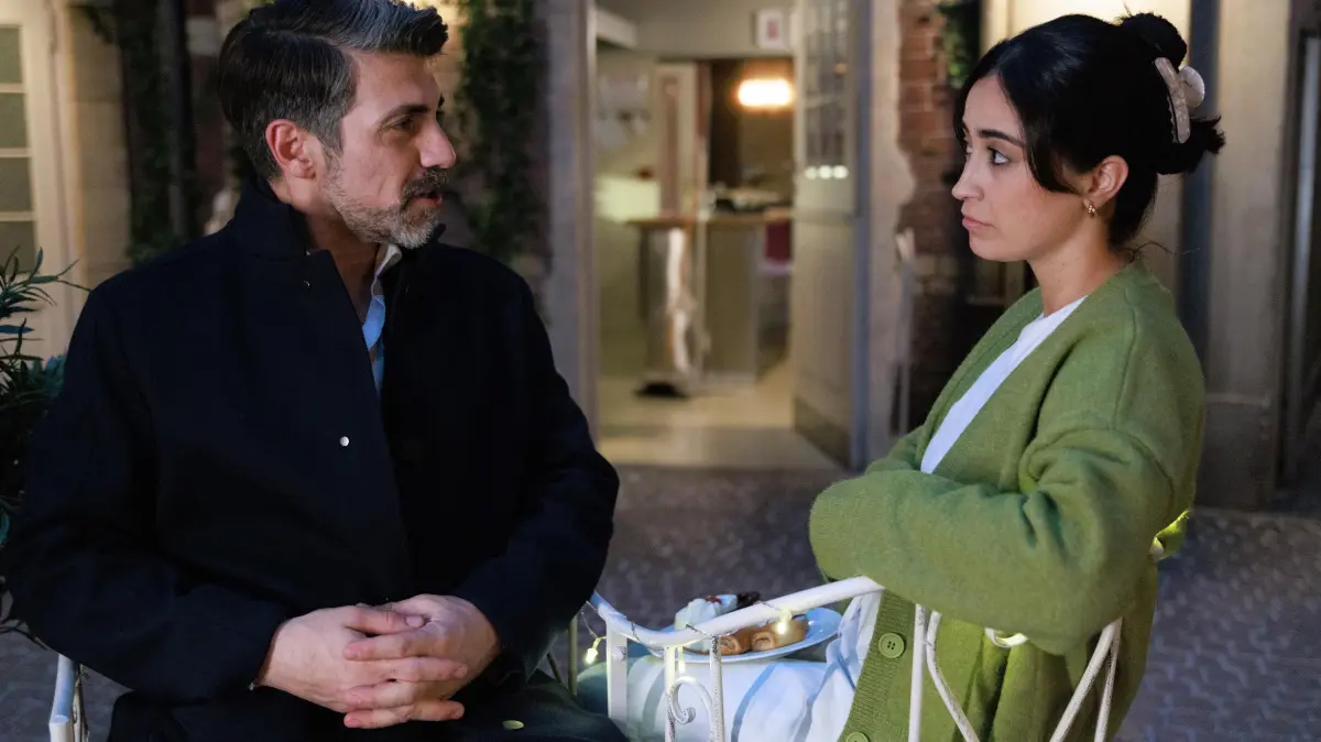 Ferhat (Harun Yildirim) ist fassungslos, als er den wahren Grund für Danas Aufschub erfährt. Rechts Esma (Özge Delioglan)