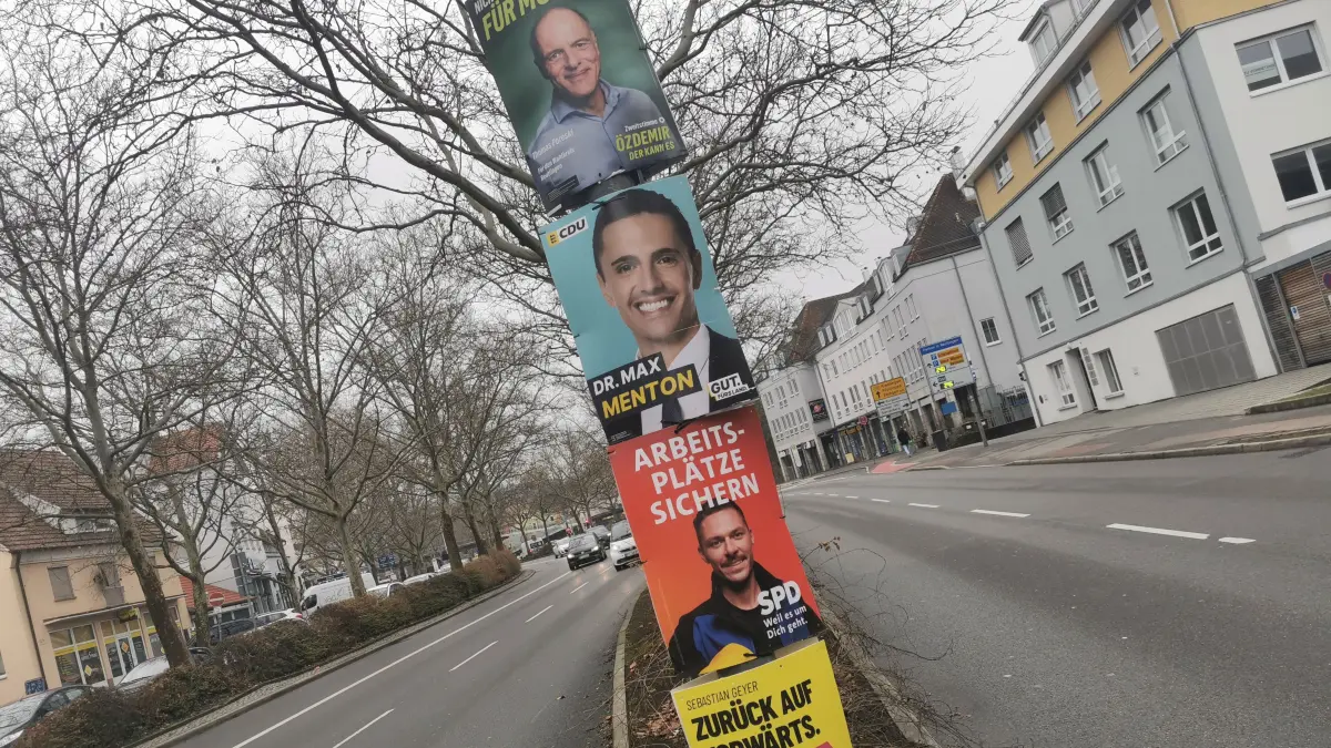 Plakatives vor der Landtagswahl: Plakate an Reutlnger Masten.