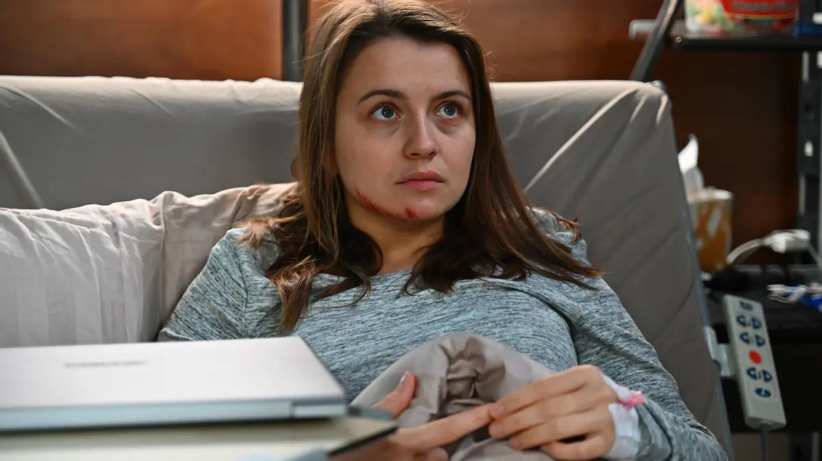 Lucie Ziegler (Julia Wiedemann) wird vor ihrer Operation von einem schrecklichen Alptraum geplagt. Sie wacht mit einem Schrei auf.