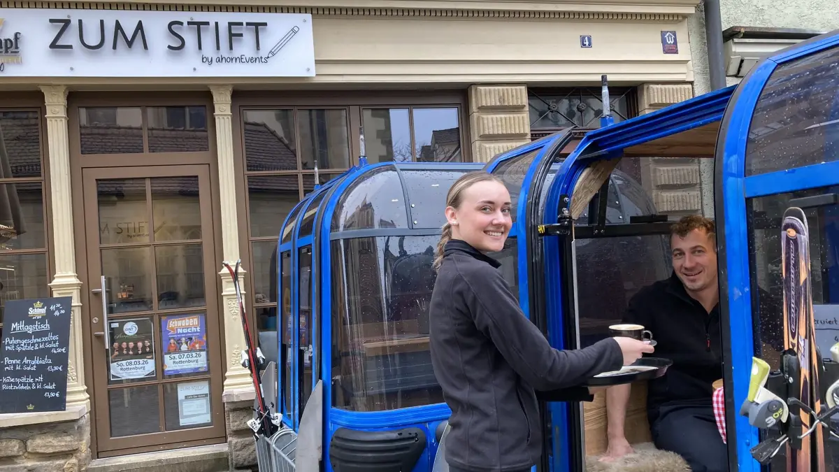 Gondeln vor dem "Zum.Stift" in Rottenburg sind eine Attraktion. Servicekraft Amelie Sattler und Betreiber Aico Horn.