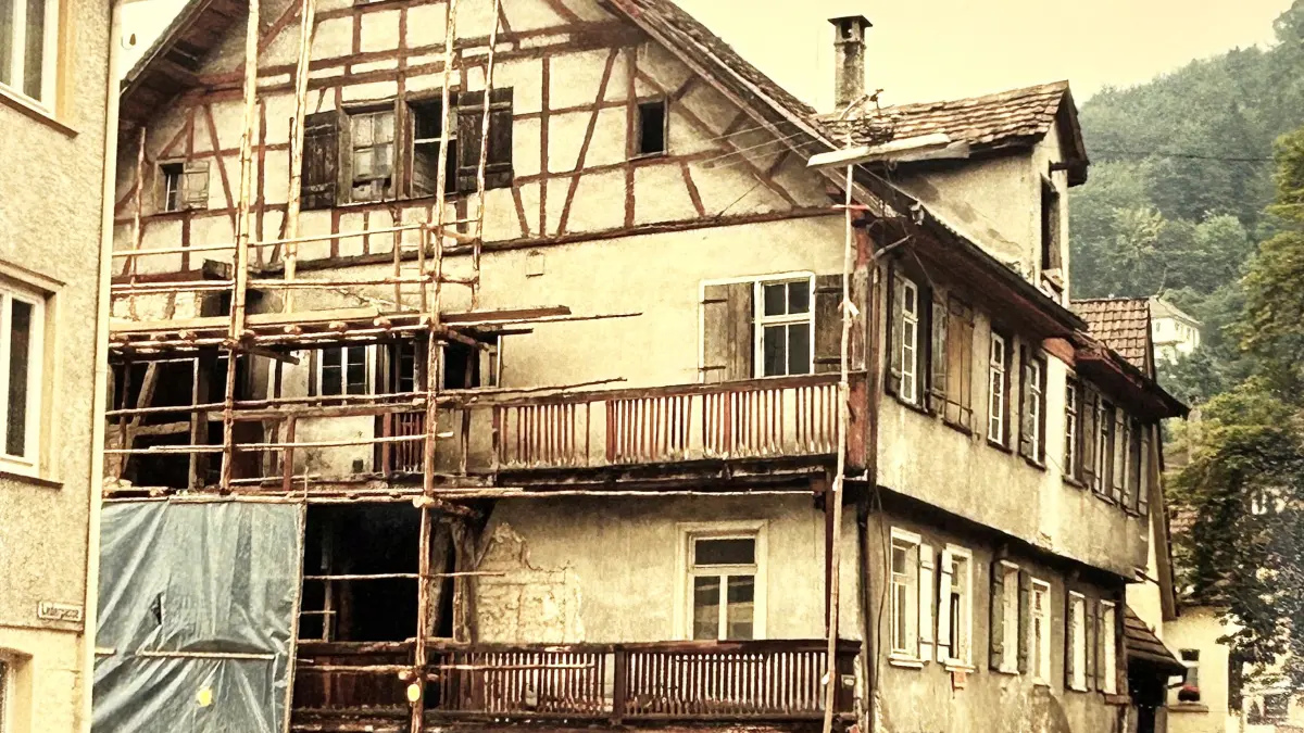 Serie „Altstadt im Blickpunkt“. - Diesmal das Altanhaus. Das angerüstete Altanhaus während der Renovierung 1984.