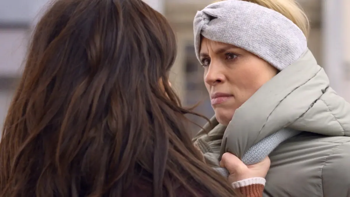 Zoe (Lara Dandelion Seibert) macht die schmerzhafte Erfahrung, dass Laura zurückschlagen kann.