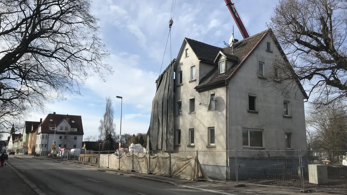 Drei Wohnhäuser in der Schönebürgstraße müssen weichen, damit am Rand des Volksfestplatzes eine neue Bebauung möglich wird: Hier soll der Finanzamt-Neubau entstehen.