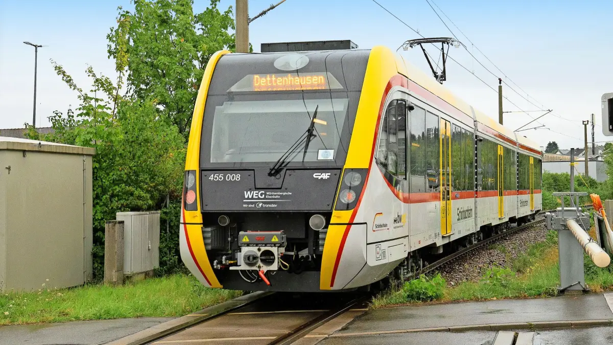 Die Schönbuchbahn faehrt weiter nach Dettenhausen. Hier am Bahnuebergang, Test des Viertelunstunden-Takts mit der neuen Schönbuchbahn ab Holzgerlingen, 28.08.2025, Foto: Eibner-Pressefoto/Edward Cheung