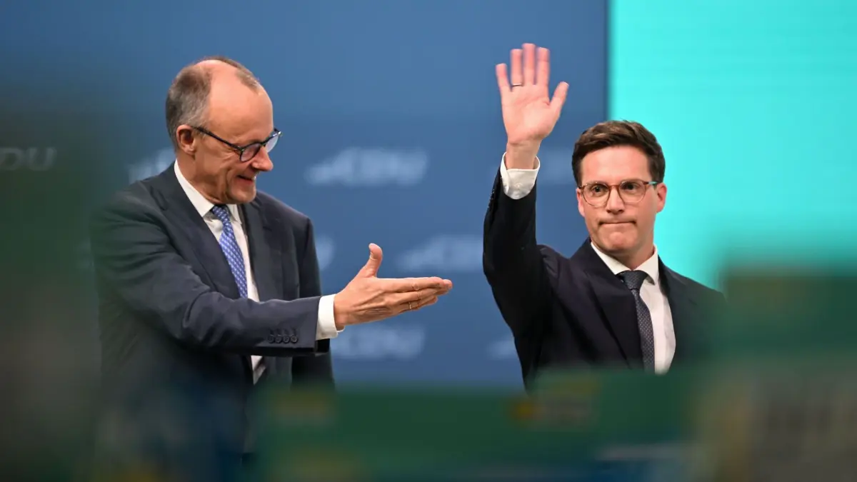 CDU-Bundesparteitag: 20.02.2026, Baden-Württemberg, Stuttgart: Manuel Hagel (r), CDU-Spitzenkandidat für die Landtagswahl in Baden-Württemberg, und Bundeskanzler Friedrich Merz, CDU-Parteivorsitzender, nehmen am CDU-Bundesparteitag teil. Die CDU wählt ihre Führungsgremien neu. Für den Vorsitz tritt zum dritten Mal in Folge Kanzler Friedrich Merz als einziger Kandidat an. Foto: Katharina Kausche/dpa +++ dpa-Bildfunk +++