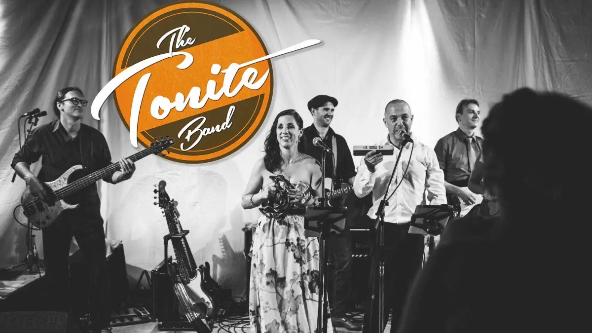 Die Tonite Band fährt ein neues Konzept: als Live-Hochzeitsband, die zusammen mit einem DJ Stimmung macht.
