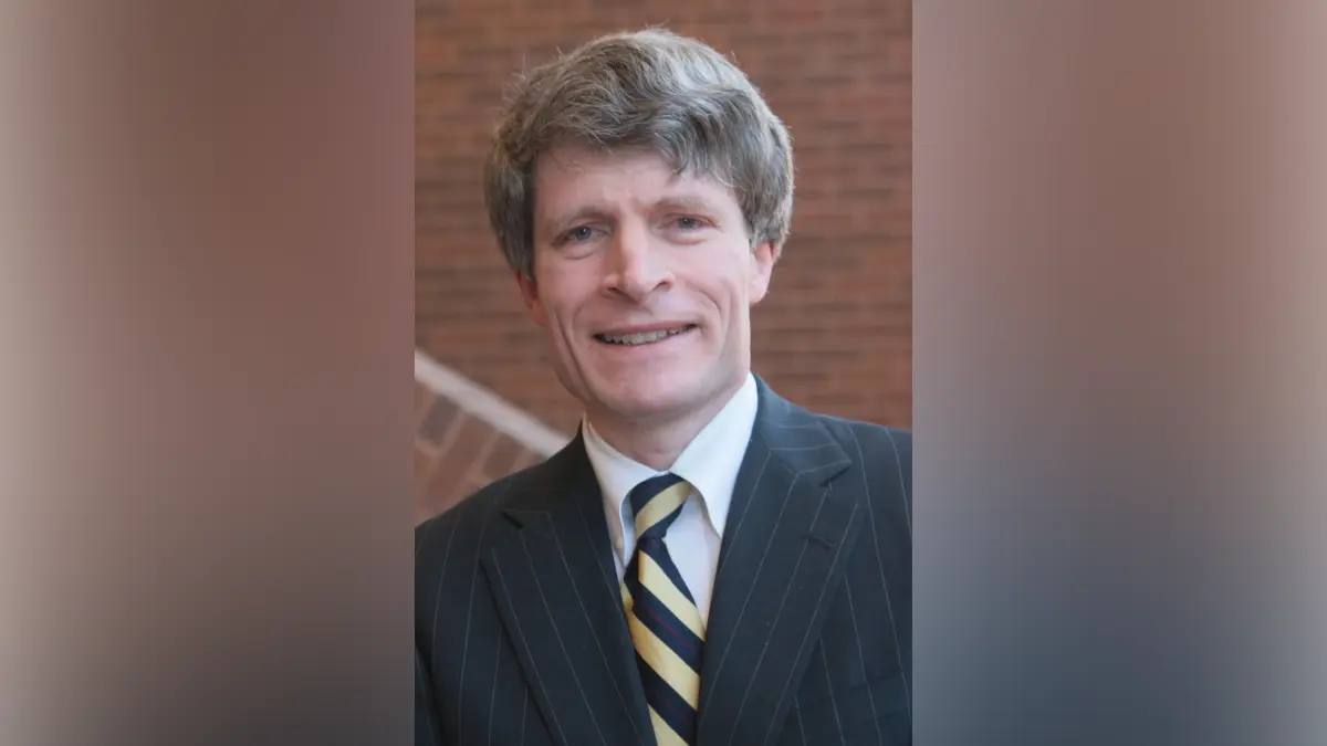 Der langjährige Republikaner Richard Painter versteht sich als „Zentrist“. Er ist Autor zahlreicher Bücher über Ethik in der Politik, kandidierte für den Kongress und lehrt heute an der University of Minnesota.