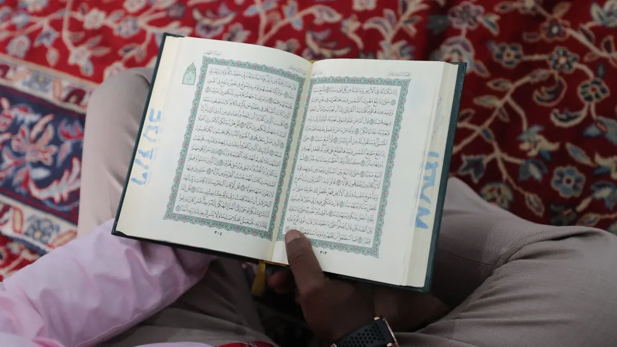 Ramadan in Kenia: 20.02.2026, Kenia, Nairobi: Ein Gläubiger liest den Koran während der Gebete am ersten Freitag des heiligen Monats Ramadan in der Jamia-Moschee in Nairobi, Kenia. Foto: Henry Naminde/AP/dpa +++ dpa-Bildfunk +++