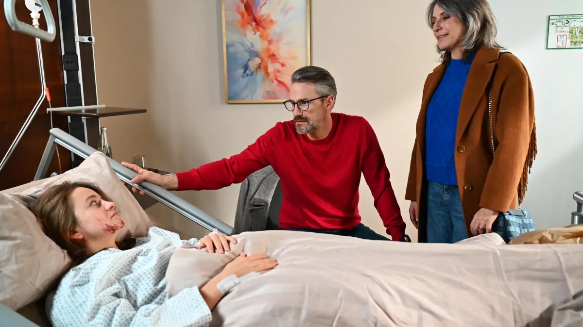 Seitdem Lucie (Julia Wiedemann) den Unfall hatte, machen sich Henning (Stefan Bockelmann) und Daniela (Berrit Arnold) große Sorgen um sie.