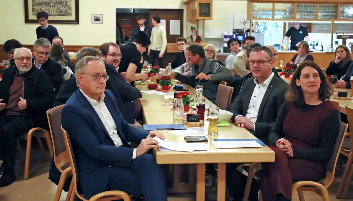 Die SPD hat zum politischen Aschermittwoch eingeladen. Vorne am Tisch: SPD-Spitzenkandidat Andreas Stoch, gegenüber Landtagskandidatin Dorothea Kliche-Behnke, dahinter Oberbürgermeister Stephan Neher. Foto: Steinmetz
