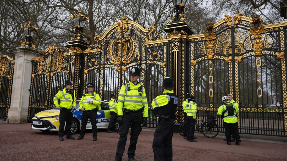 Epstein-Skandal - London: 20.02.2026, Großbritannien, London: Polizeibeamte bewachen ein Tor am Buckingham Palace in London, nachdem Andrew Mountbatten-Windsor von der britischen Polizei wegen des Verdachts auf Amtsmissbrauch im Zusammenhang mit seinen Verbindungen zu Jeffrey Epstein verhaftet und stundenlang festgehalten wurde. Foto: Kin Cheung/AP/dpa +++ dpa-Bildfunk +++