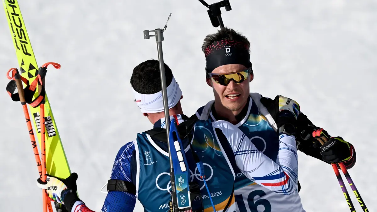 Olympische Winterspiele 2026: 20.02.2026, Italien, Antholz: Olympia, Olympische Winterspiele Mailand Cortina 2026, Biathlon, Männer, Massenstart 15 Kilometer in der Anterselva Biathlon Arena, Philipp Horn (Deutschland, r) beglückwünscht den Drittplatzierten Quentin Fillon Maillet (Frankreich). Foto: Hendrik Schmidt/dpa +++ dpa-Bildfunk +++