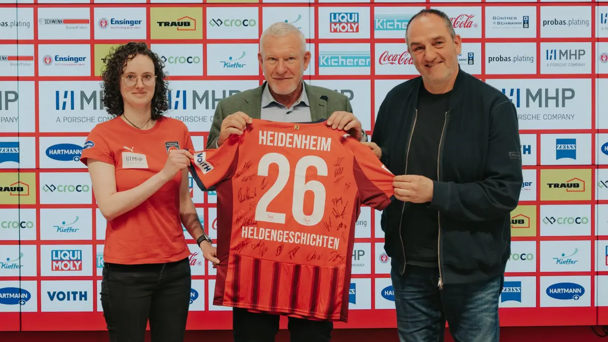 Tatjana Müller vom FC Heidenheim, Prof. Dr. Jörg M. Fegert von der Uniklinik Ulm und Cheftrainer Frank Schmidt beim gemeinsamen Pressegespräch zum Social Media-Projekt "Held*innengeschichten" am 19. Februar.