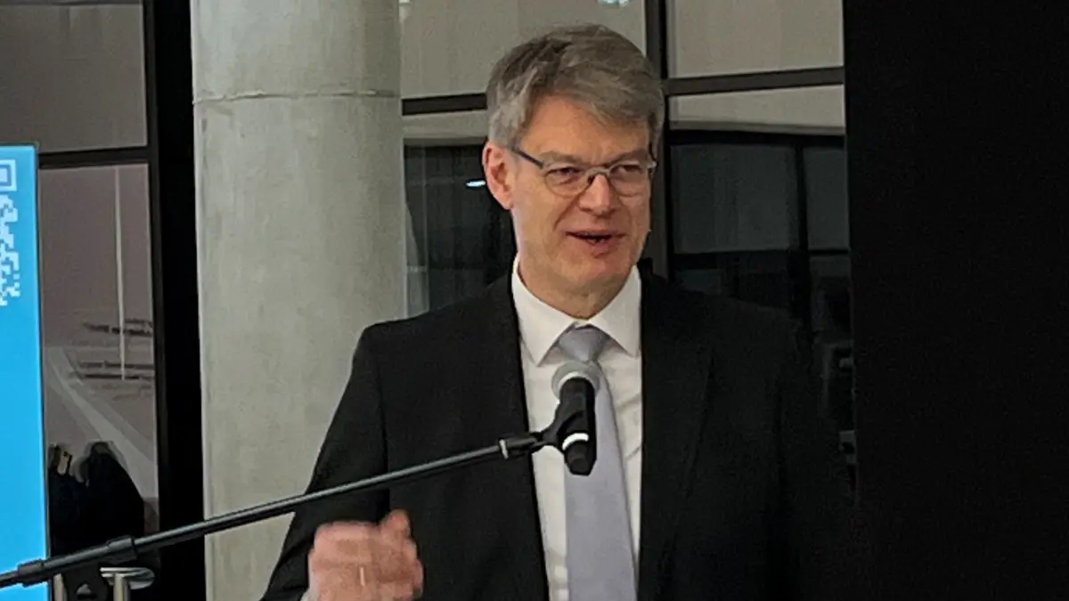 Bundesverkehrsminister Patrick Schnieder (CDU) spricht in Künzelsau-Gaisbach