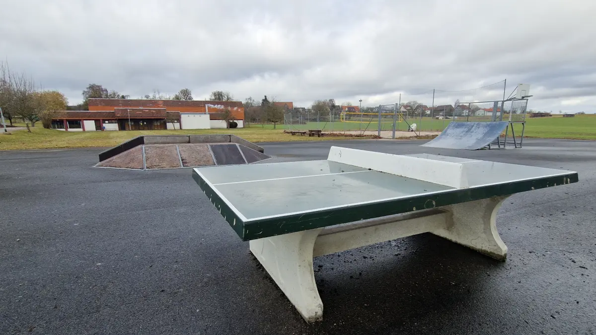 Tischtennis, Skaten, Basketball oder Beachvolleyball: Der Funpark in Betra hat für die Jugendlichen einiges zu bieten. Nun soll auf dem Areal bei der Hohenzollernhalle (im Hintergrund) ein Jugendhaus entstehen.