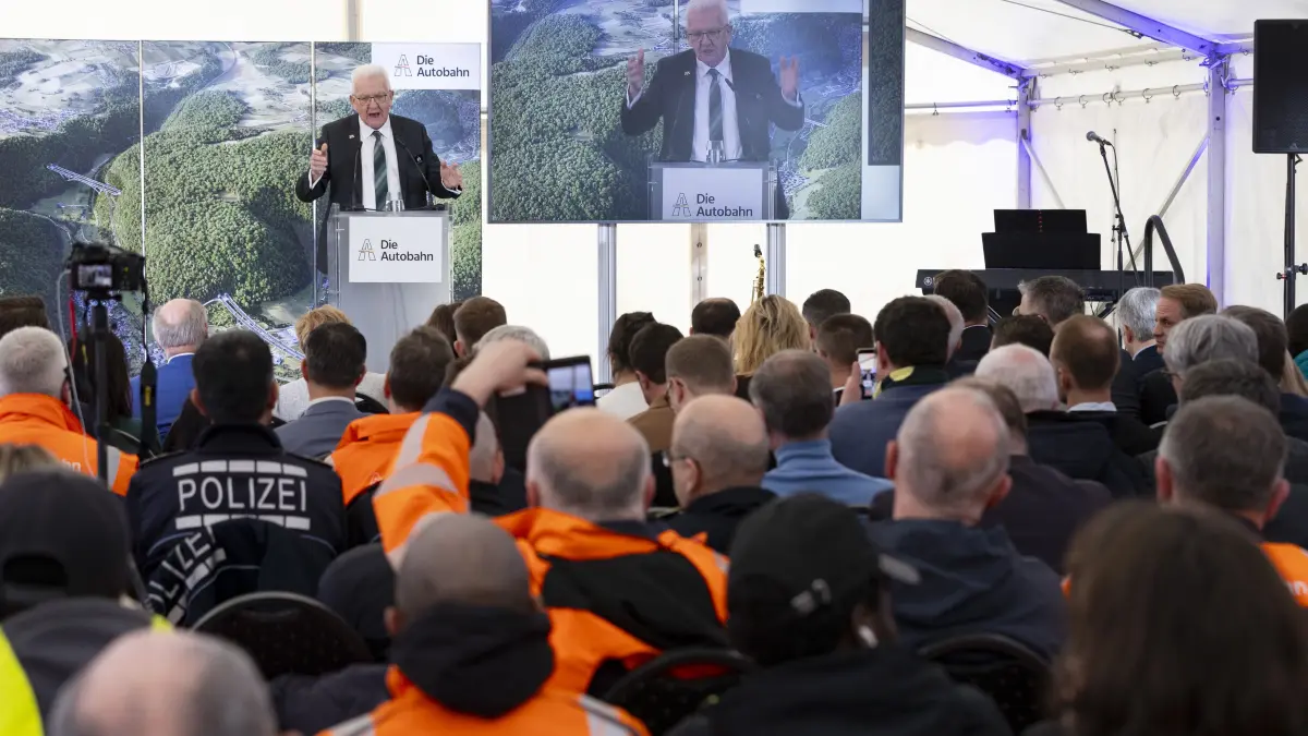 Feierlicher Spatenstich für den neuen A8-Albaufstieg