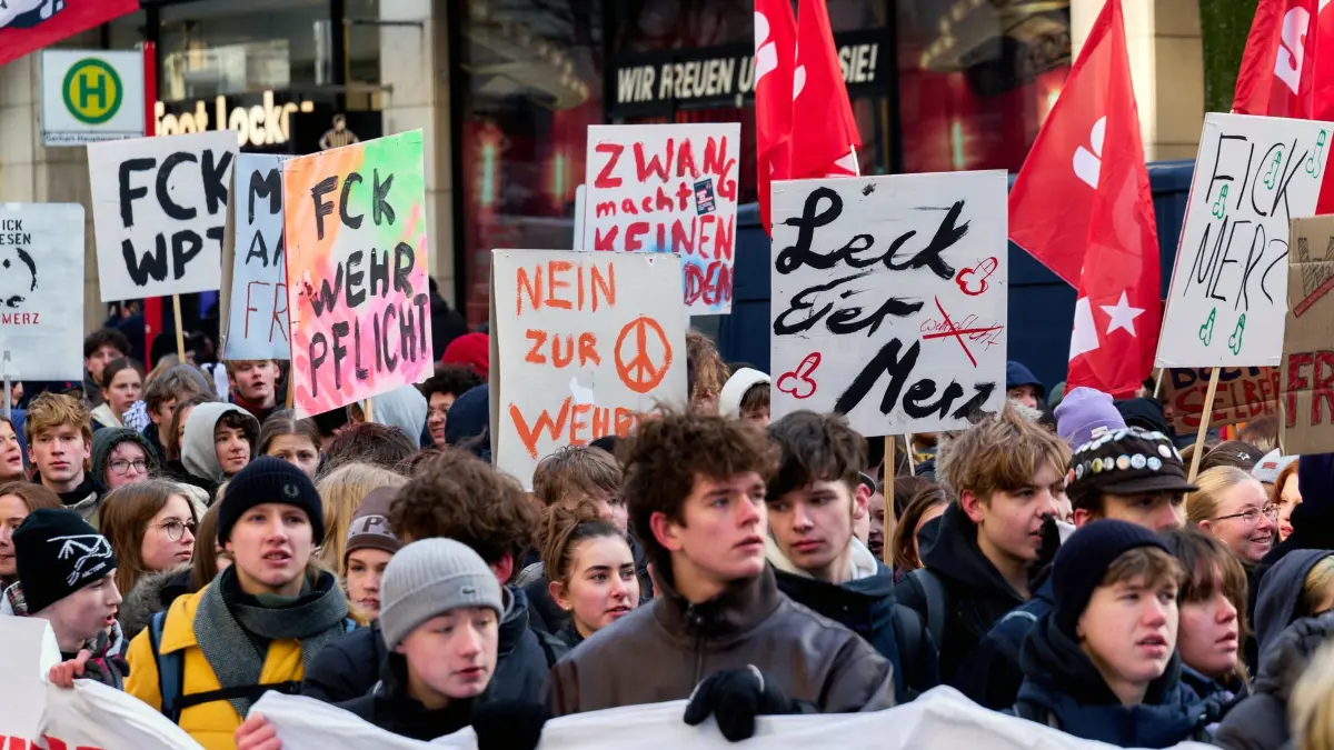 Schulstreik gegen Wehrpflicht: 20.02.2026, Hamburg: Schülerinnen und Schüler nehmen am Schulstreik teil und demonstrieren gegen die mögliche Einführung einer Wehrpflicht. Der Hamburger Schulstreik gegen die Wehrpflicht findet aufgrund der Ferien bereits zwei Wochen vor dem zweiten bundesweiten Streiktag statt. Foto: Marcus Golejewski/dpa +++ dpa-Bildfunk +++