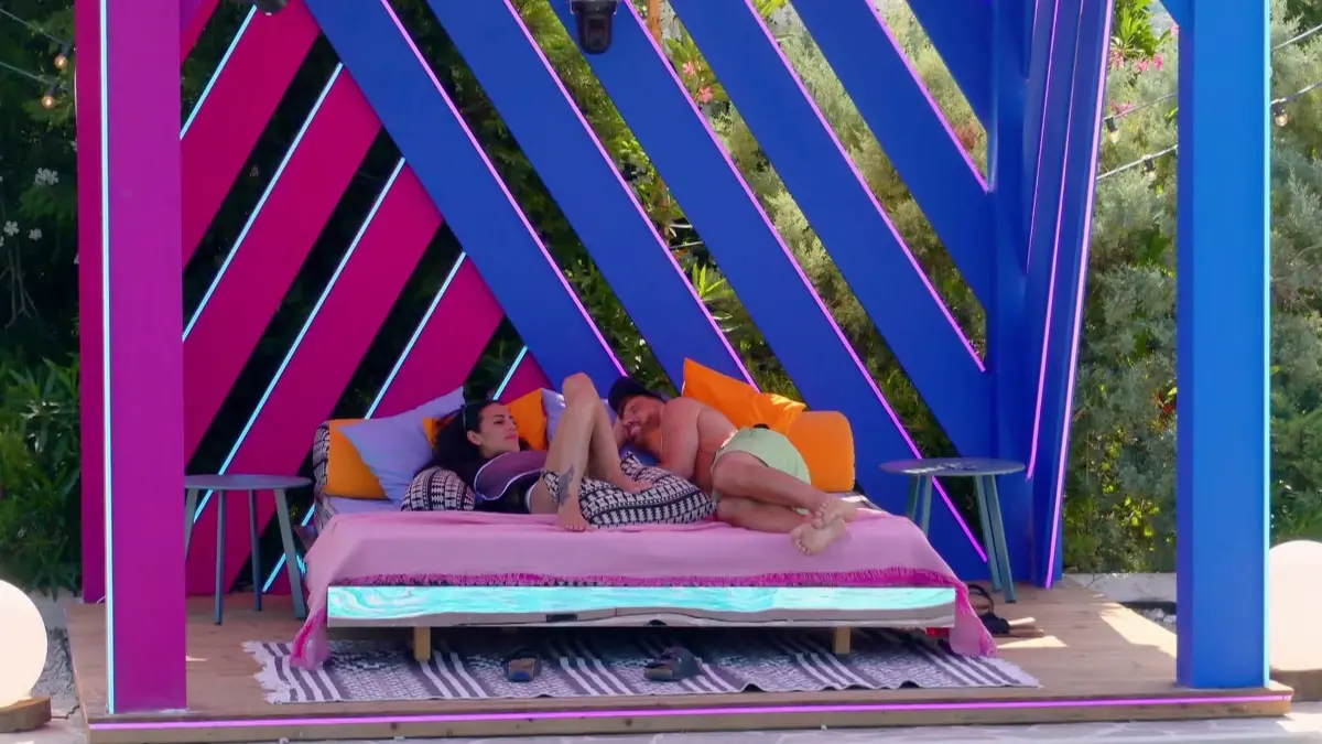 Elena und Patrick bei "Make Love, Fake Love" 2026.