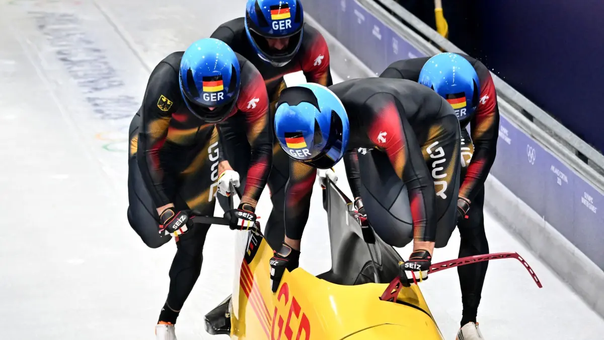 Olympische Winterspiele 2026: 21.02.2026, Italien, Mailand: Olympia, Olympische Winterspiele Mailand Cortina 2026, Bob, Viererbob, Männer, Lauf 1 im Cortina Sliding Centre, Johannes Lochner (Pilot), Thorsten Margis, Jörn Wenzel und Georg Fleischhauer (Deutschland) starten zu ihrem Lauf. Foto: Robert Michael/dpa +++ dpa-Bildfunk +++