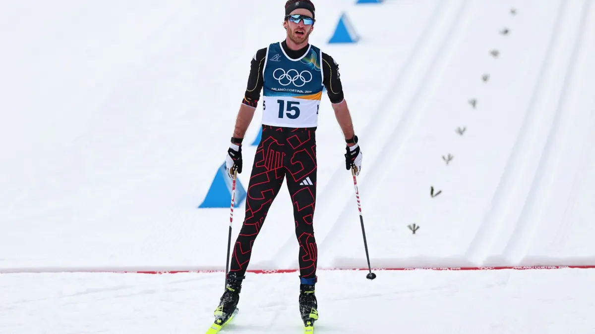 Olympische Winterspiele 2026: 21.02.2026, Italien, Tesero: Olympia, Olympische Winterspiele Mailand Cortina 2026, Ski nordisch, Langlauf, 50 km Massenstart klassisch, Männer, Florian Notz (Deutschland) reagiert im Ziel. Foto: Daniel Karmann/dpa +++ dpa-Bildfunk +++