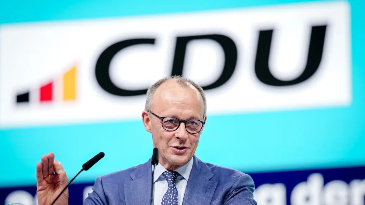 CDU-Bundesparteitag: 21.02.2026, Baden-Württemberg, Stuttgart: Bundeskanzler Friedrich Merz (CDU), CDU-Bundesvorsitzender, beendet den CDU-Bundesparteitag. Nach den Vorstandswahlen geht es am zweiten Tag des Parteitags um die Inhalte. Unter anderem stehen Anträge zu Teilzeit, Einschränkung der Social-Media-Nutzung für Kinder und zur Rentenreform zur Beratung an. Foto: Kay Nietfeld/dpa +++ dpa-Bildfunk +++