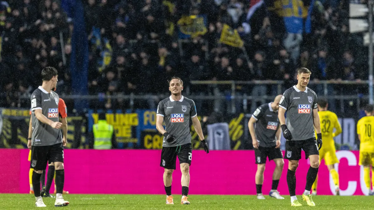 Fussball, Saison 2025/2026, 3. Liga, Donaustadion Ulm, 25. Spieltag, SSV Ulm 1846 Fußball - 1. FC Saarbrücken, 21.02.2026: Fussball, Saison 2025/2026, 3. Liga, Donaustadion Ulm, 25. Spieltag, SSV Ulm 1846 Fußball - 1. FC Saarbrücken, 21.02.2026 21.02.2026, Fussball, Saison 2025/2026, 3. Liga, Donaustadion Ulm, 25. Spieltag, SSV Ulm 1846 Fußball - 1. FC Saarbrücken, Emotionen schlechte Stimmung. Die Ulmer ärgern sich über das Gegentor zum 0-1Foto: Lucca FundelFoto: Lucca Fundel Ulm Donaustadion Baden-Württemberg Deutschland *** Football, Season 2025 2026, 3 Liga, Donaustadion Ulm, 25 Matchday, SSV Ulm 1846 Football 1 FC Saarbrücken, 21 02 2026 21 02 2026, Football, Season 2025 2026, 3 Liga, Donaustadion Ulm, 25 Matchday, SSV Ulm 1846 Football 1 FC Saarbrücken, Emotions bad mood The Ulm players are annoyed about the goal conceded to 0 1Photo Lucca FundelPhoto Lucca Fundel Ulm Donaustadion Baden Württemberg Germany